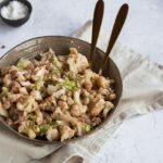 Salata od karfiola u dubokom tanjuru na sivoj pozadini