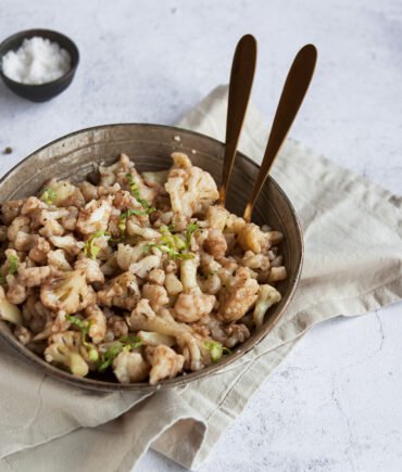 Salata od karfiola u dubokom tanjuru na sivoj pozadini