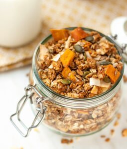 Granola s kokosom i mangom u otvorenoj teglici