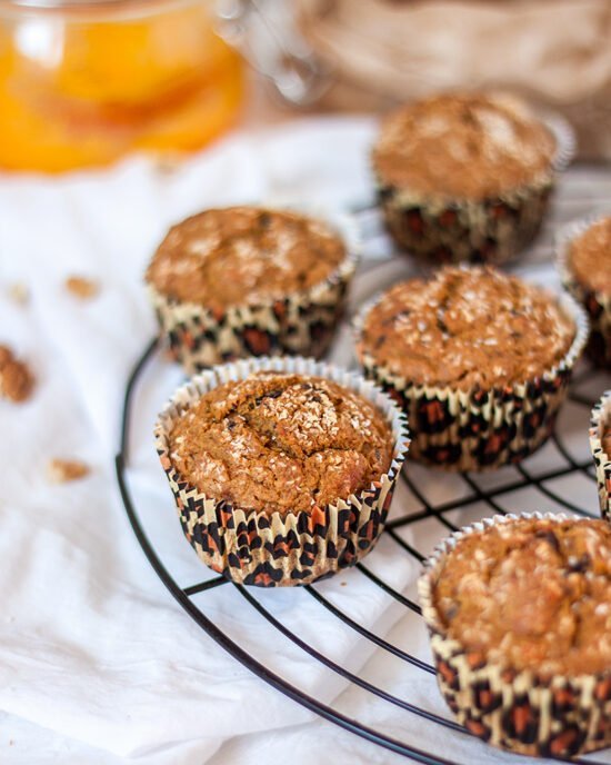 Pečeni muffini s bundevom na stolu