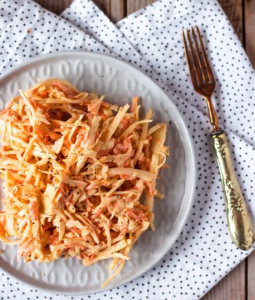 Osvježavajući coleslaw salata na tanjuru