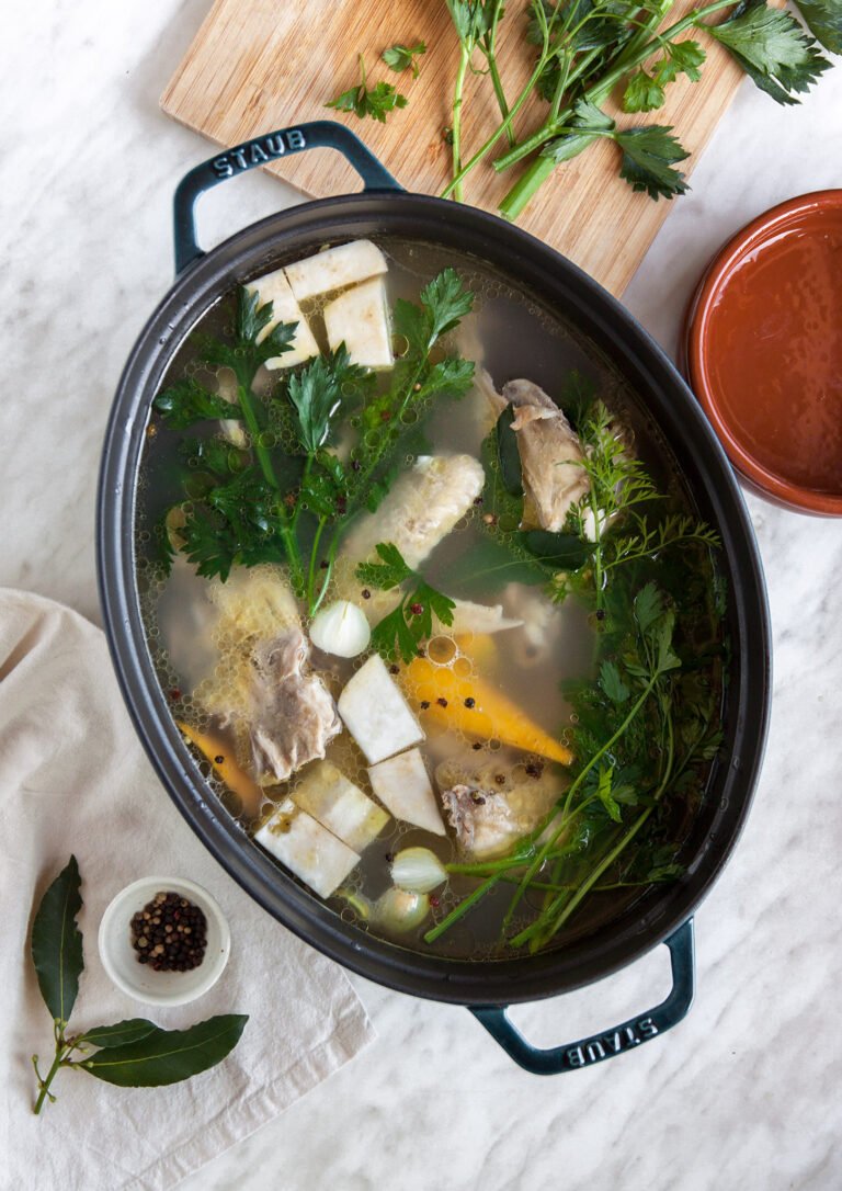 Pileći temeljac u loncu