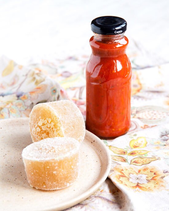 Juha od pomidora u bočici i zamrznuti temeljac na tanjuru