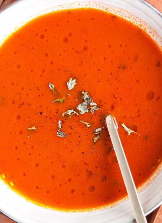 Juha od pomidora s mesnim temeljcem u prvom planu