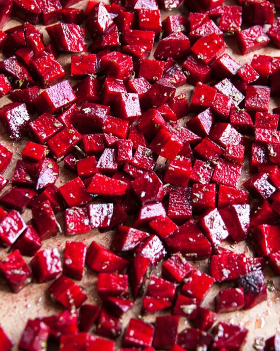 Sirova cikla narezana na kockice raširena po plehu.