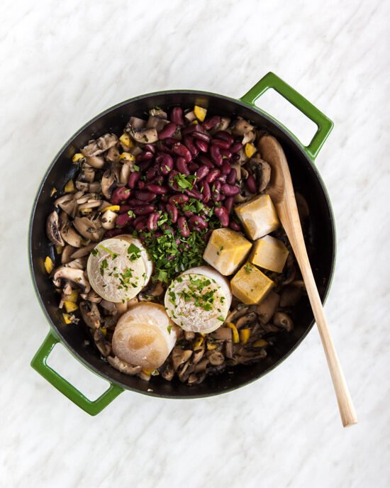 Sastojci za varivo od gljiva u plićem loncu