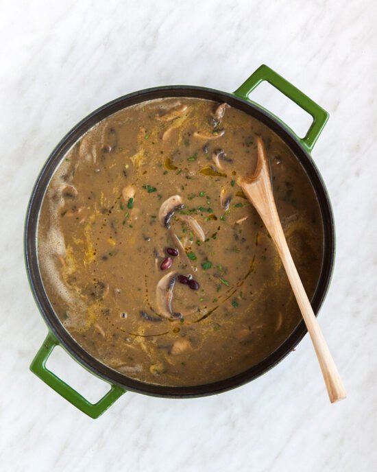 Skuhano varivo od gljiva u plićem loncu