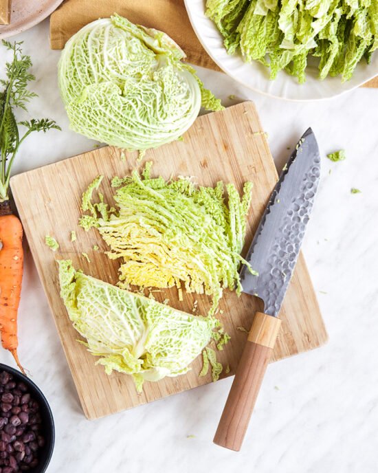 Narezani kelj na trakice na drvenoj dasci