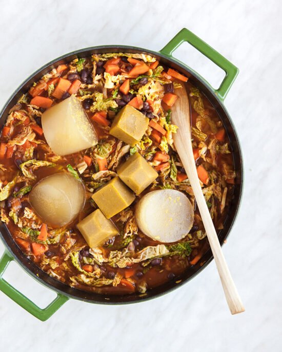 Neskuhano varivo u loncu s vidljivim povrćem i kockicama temeljca