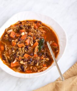 Varivo s grahom i keljem u dubokom svijetlom tanjuru