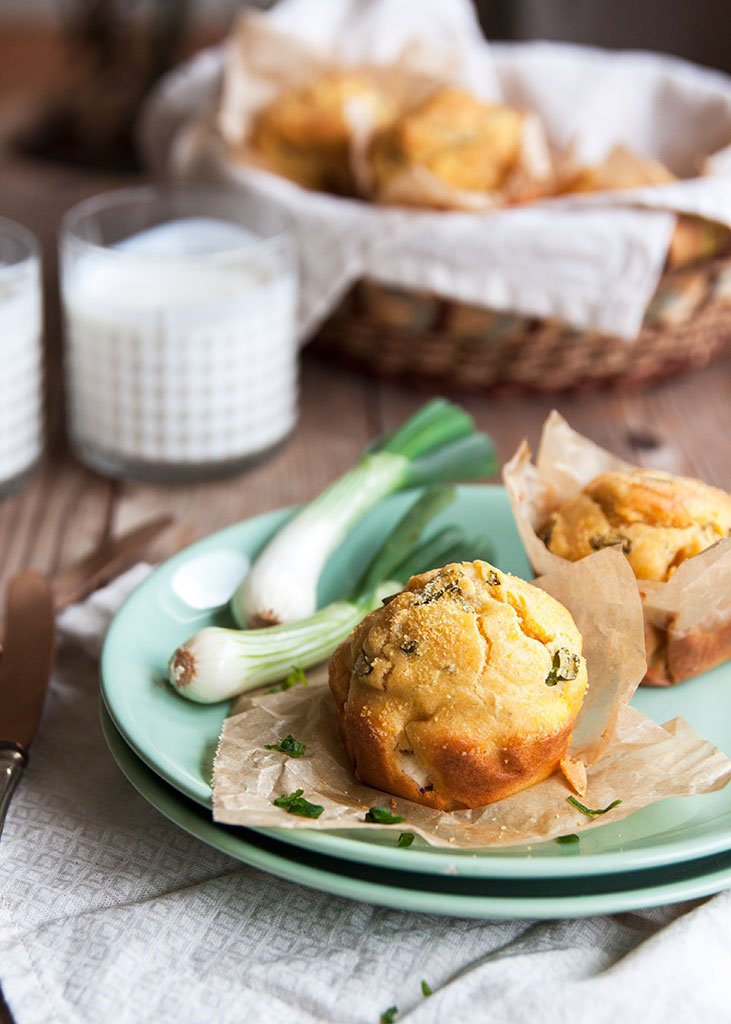 Kukuruzni-muffini-s-mladim-lukom-2